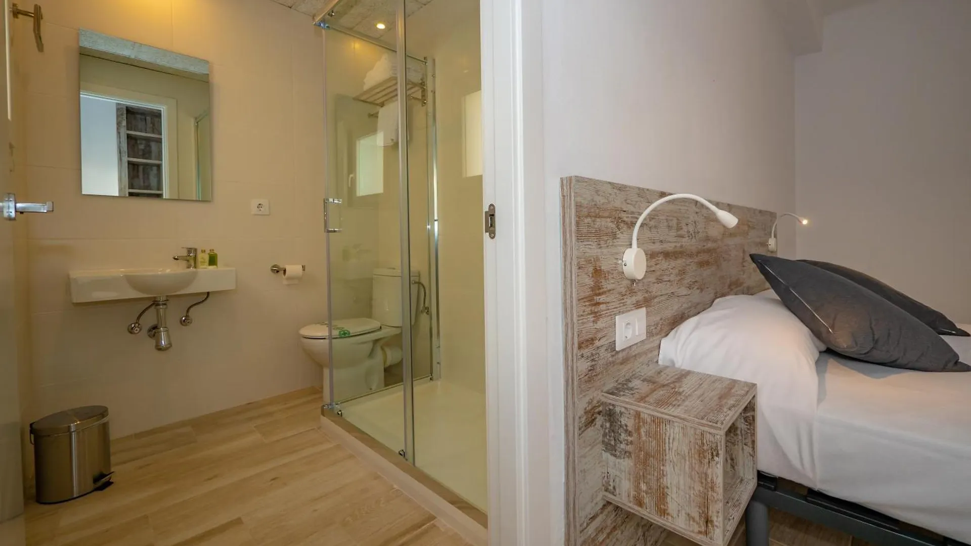 Agi Gloria Rooms Roses Guest house