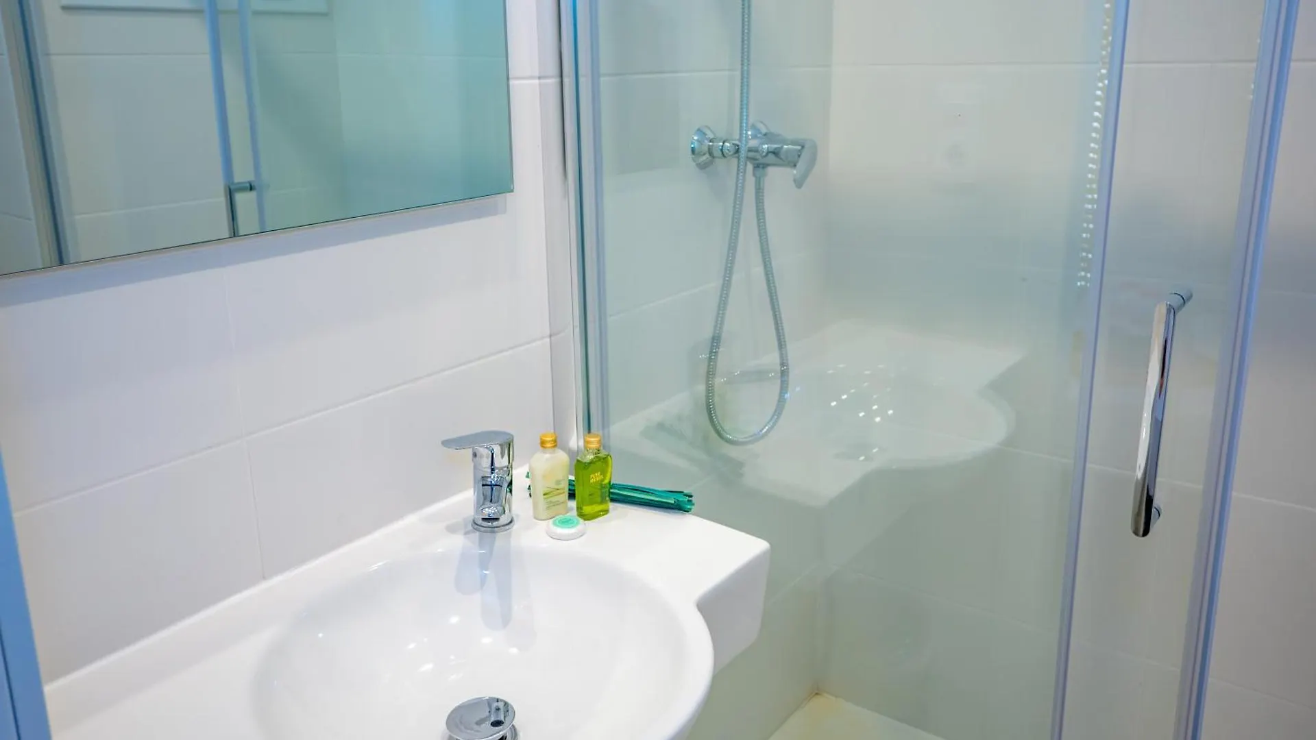 Agi Gloria Rooms Roses Guest house